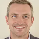 Kunde Stefan B. lächelt neben seinem BAIC Beijing X75