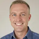 Kunde Thorsten L. steht vor seinem BAIC BJ30